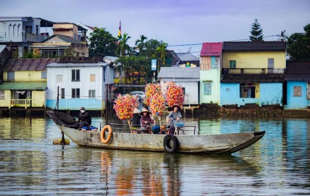 Toàn cảnh làng Thanh Tiên bên dòng sông